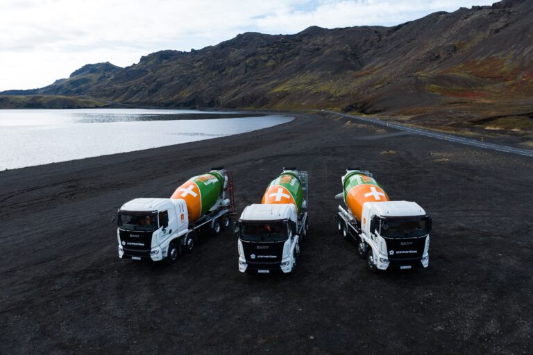 Efficiënte cementverlading bij Steypustöðin met Dino bulkwagenvullers